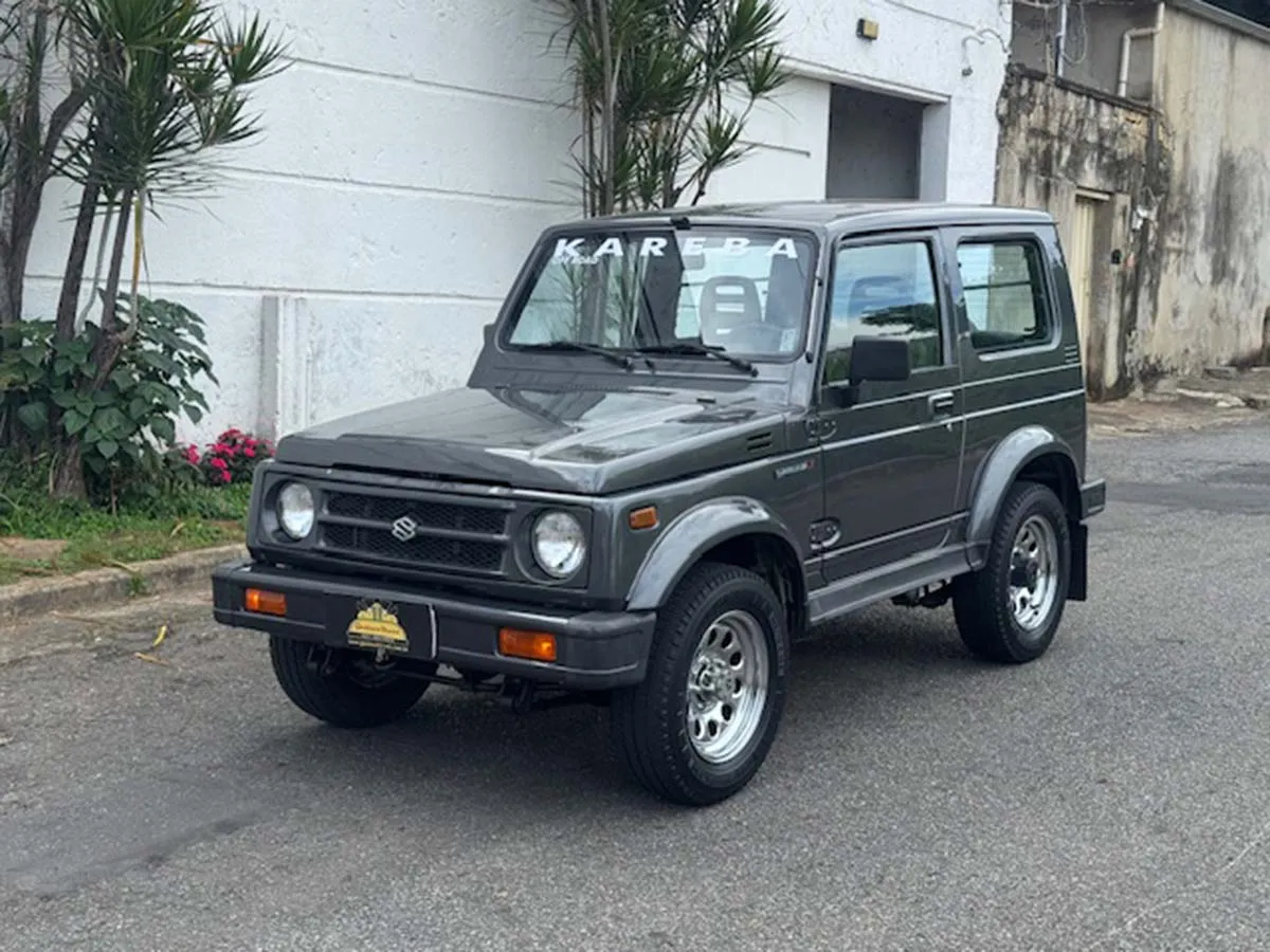 O Suzuki Samurai é derivado do Suzuki Jimny e, em sua versão JX de 1992, apresentava um pacote de equipamentos mais refinado, ainda que básico pelos padrões atuais.