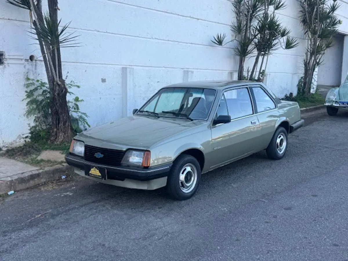 Ficha Técnica carros Monza Sedan 2 portas Standard a primeira geração com motor 1.8 e câmbio 5 marchas a álcool ano 1984