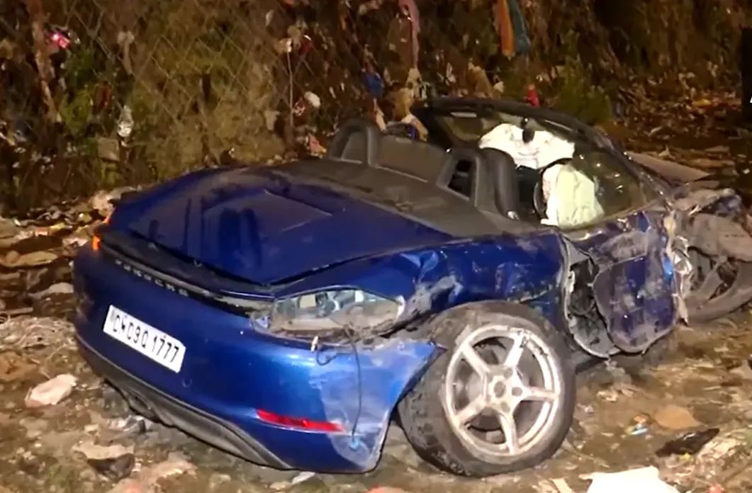 Acidente de trânsito com Porsche em Mumbai: colisão ao perder o controle durante suposta corrida de rua