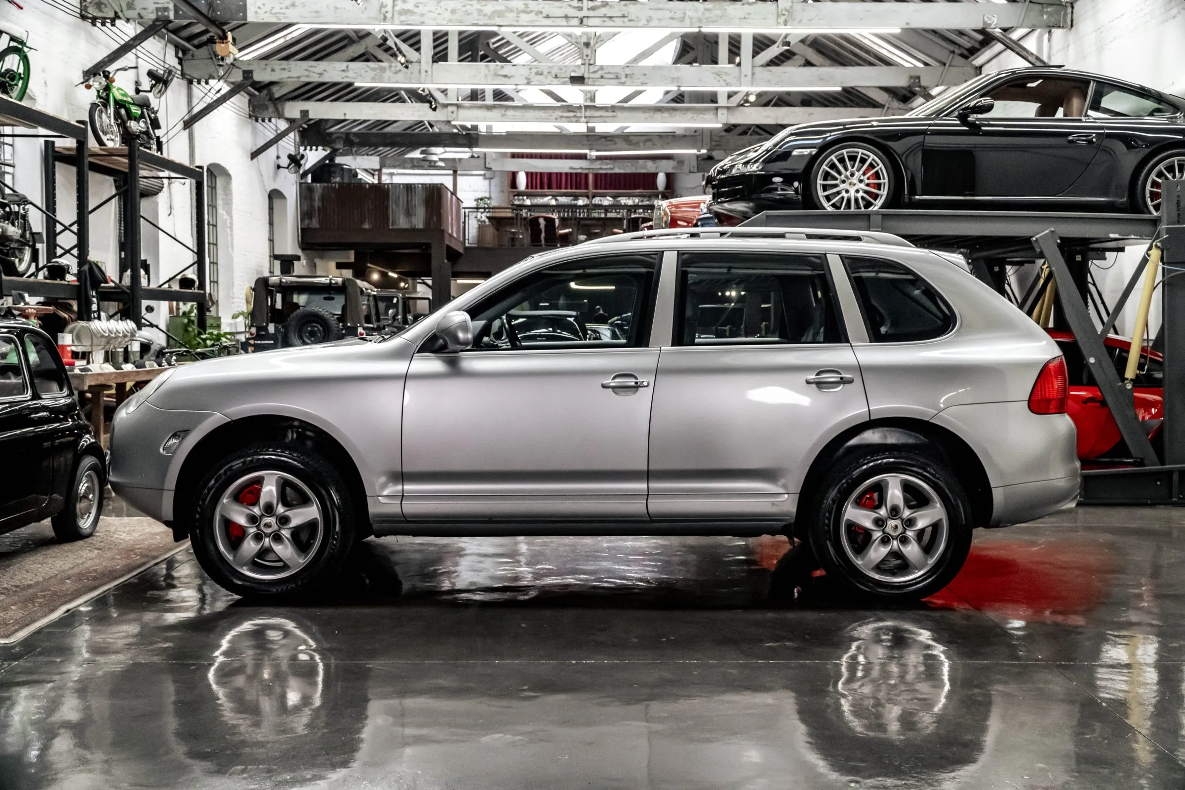 Porsche à venda: Cayenne Turbo 2005 blindada, cor prata, vista frontal em estúdio - JK Porsche