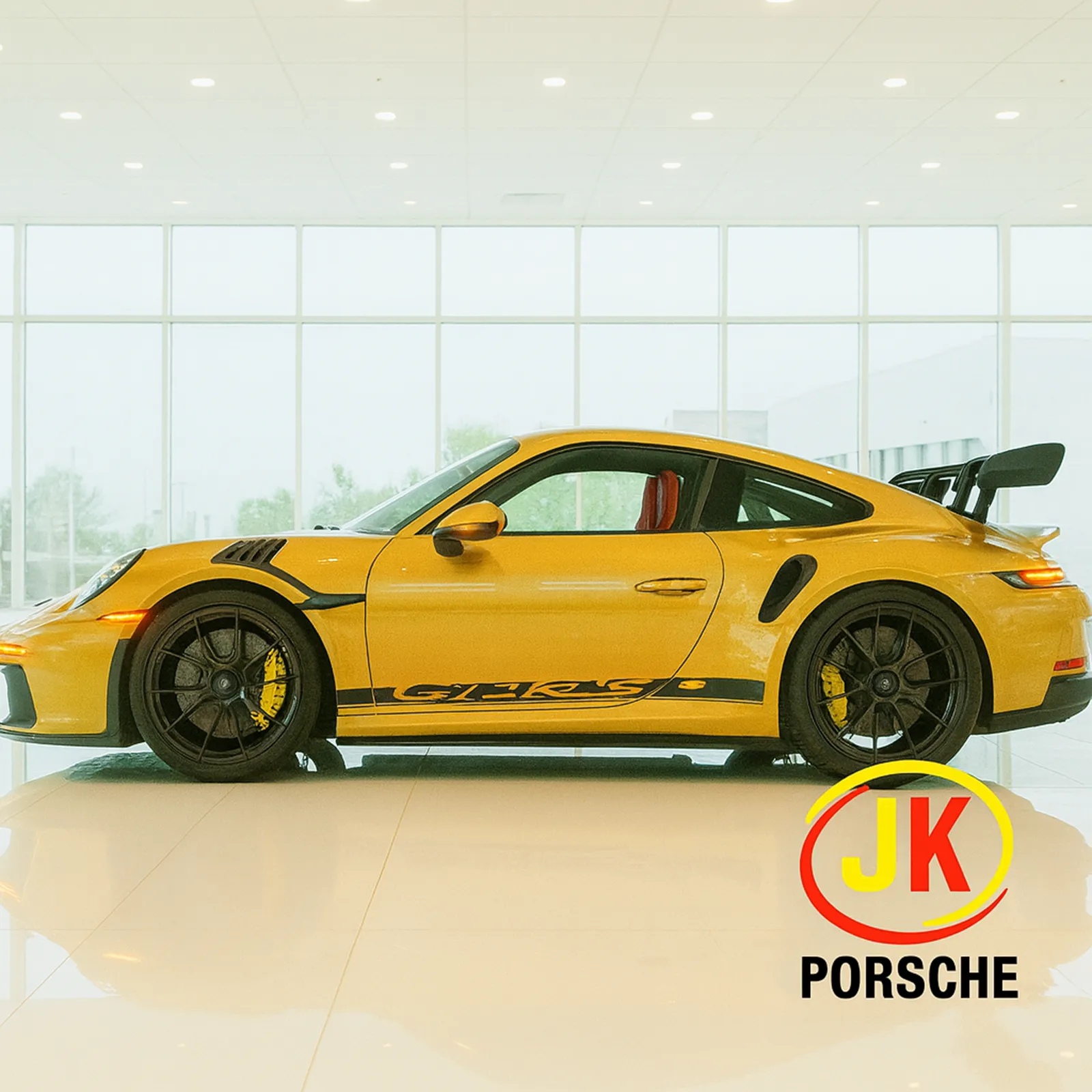 Porsche 911 GT3 RS 4.0 2024 em inspeção de oficina especializada