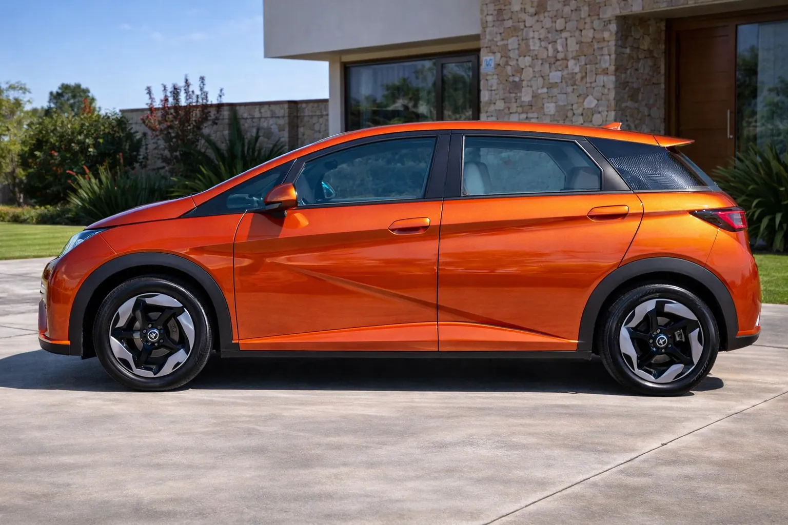 BYD Dolphin GS 2026 em frente a casa moderna