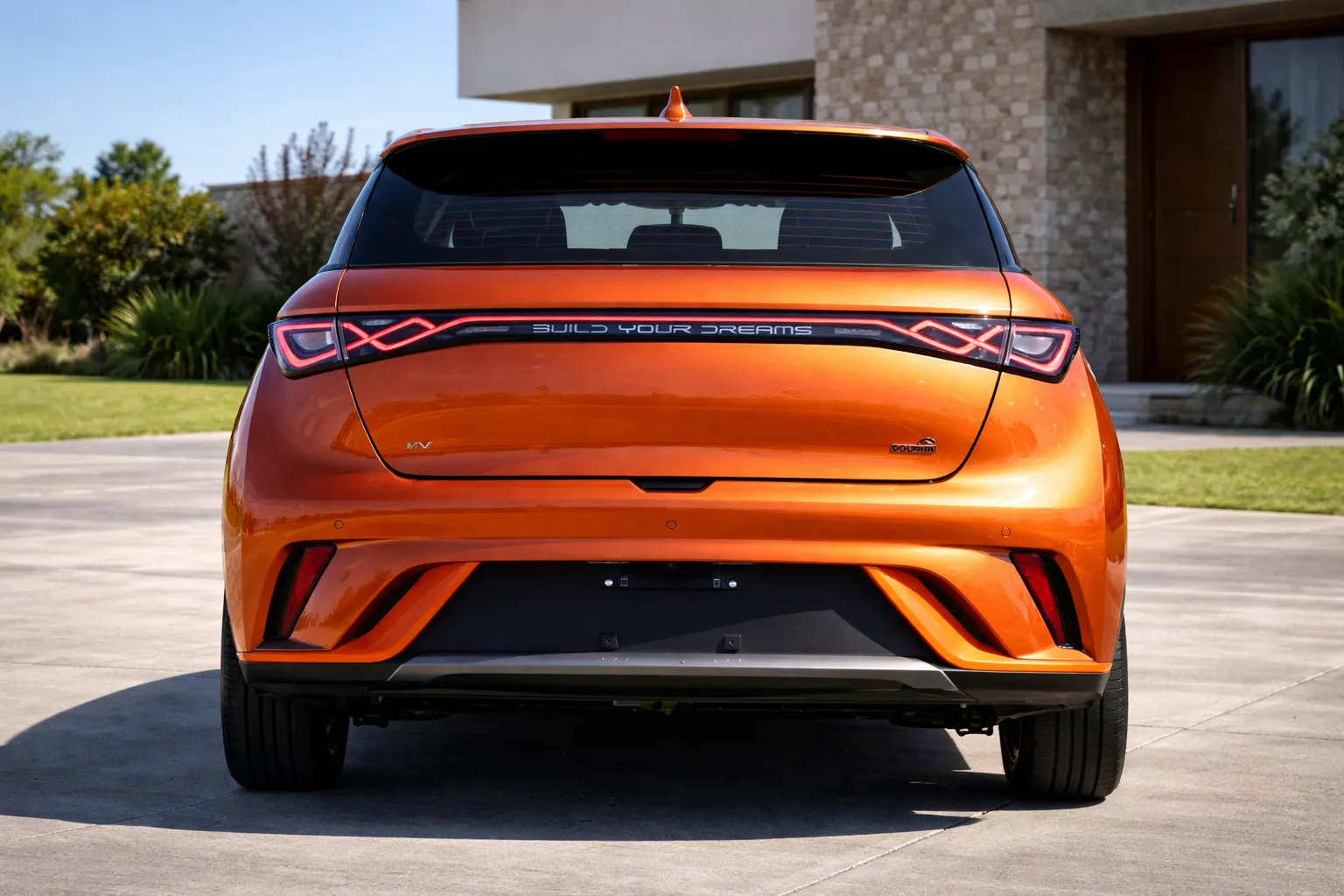 BYD Dolphin GS 2026 em laranja metálico