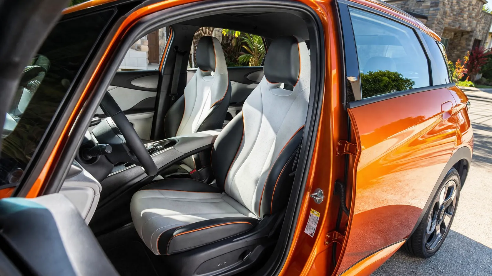 Carro moderno em ambiente residencial ensolarado