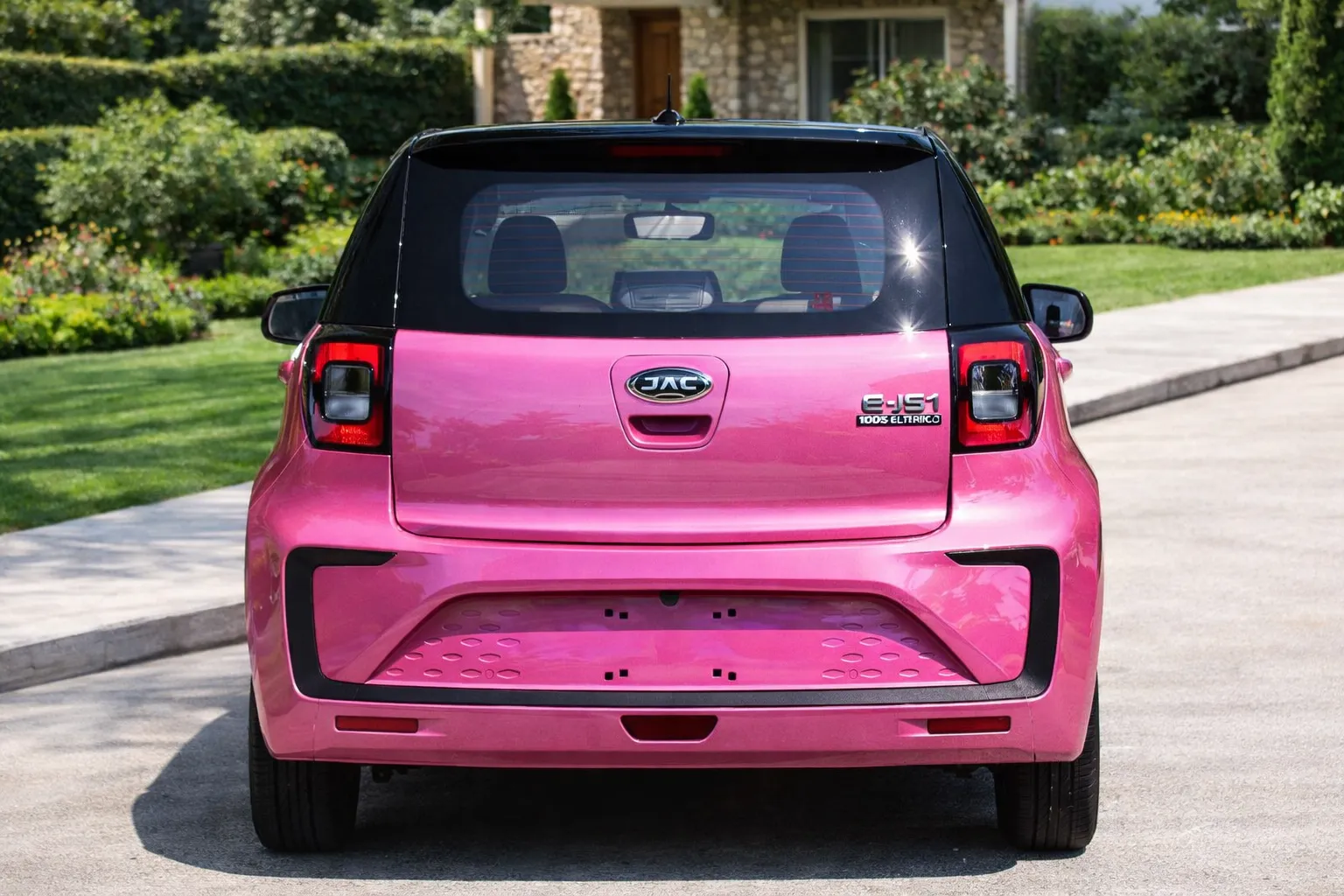 JAC E-JS1 sob luz solar em área residencial