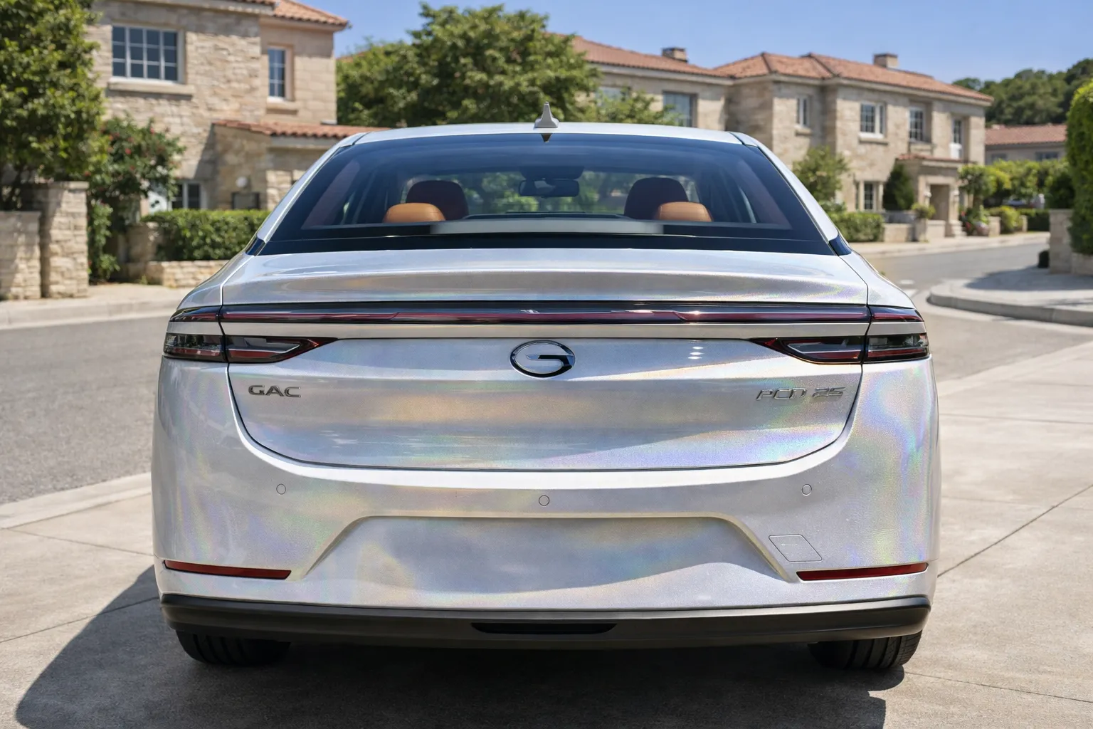 GAC Aion ES Plus holográfico em rua residencial