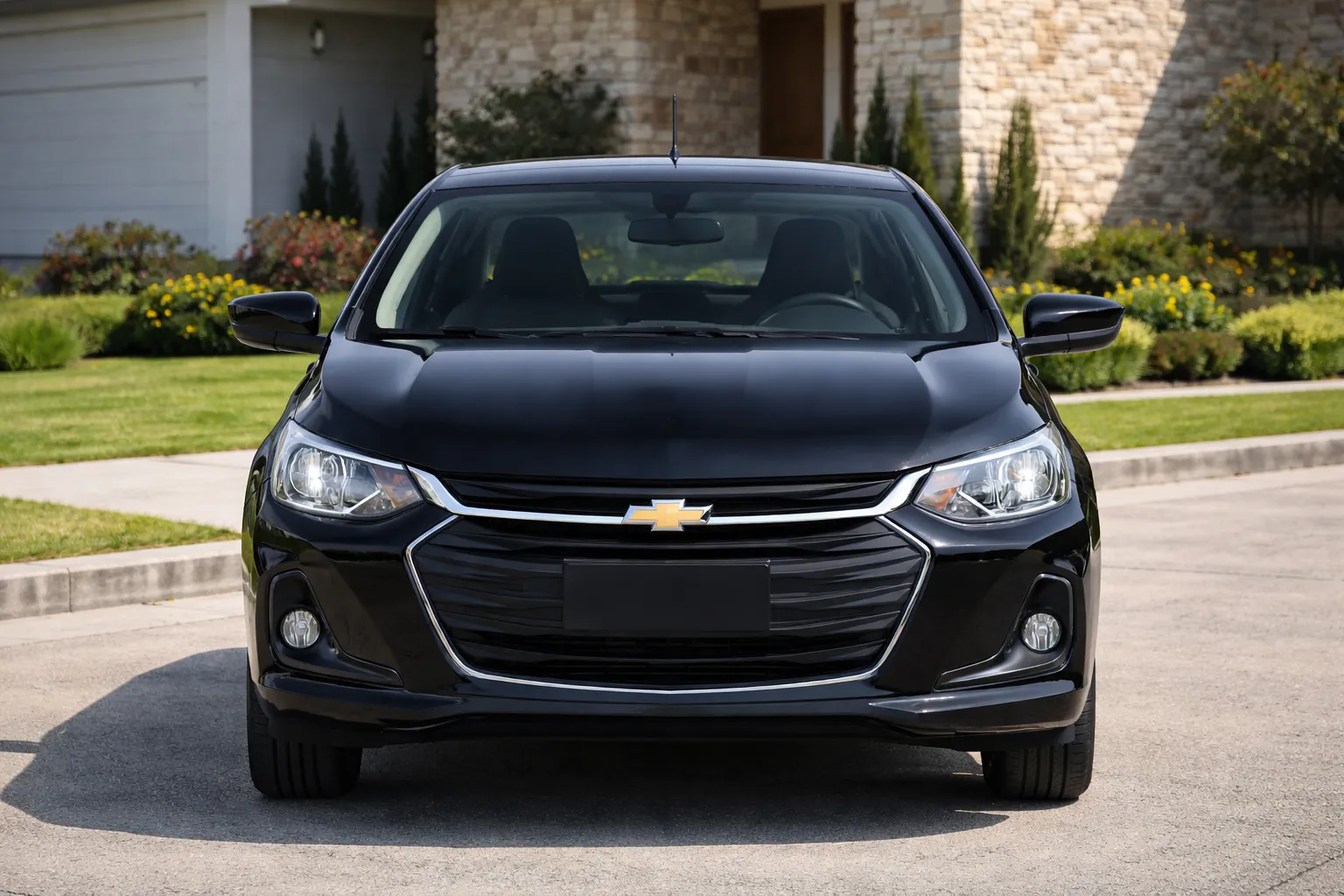 Chevrolet Onix Plus em frente a casa