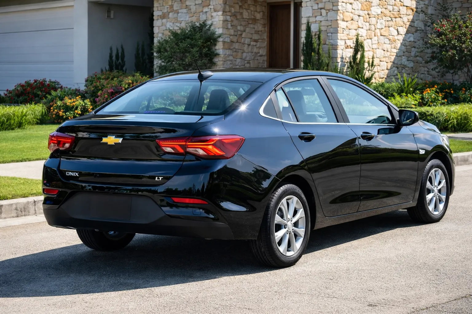 Chevrolet Onix Plus na entrada residencial