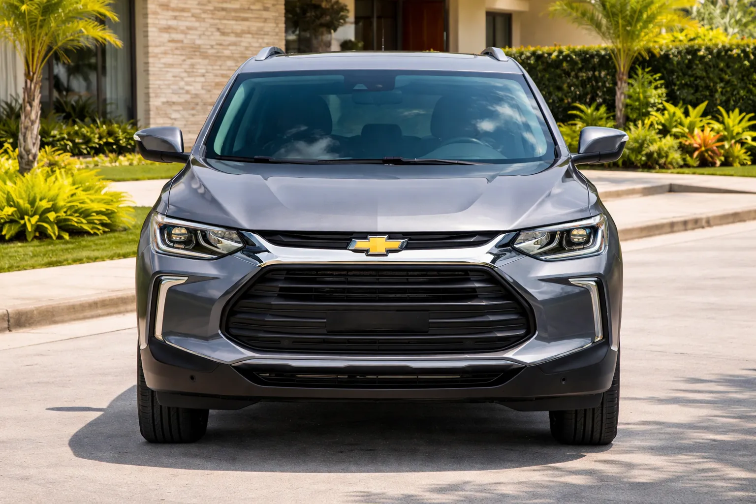 Chevrolet Tracker LT em frente a casa moderna