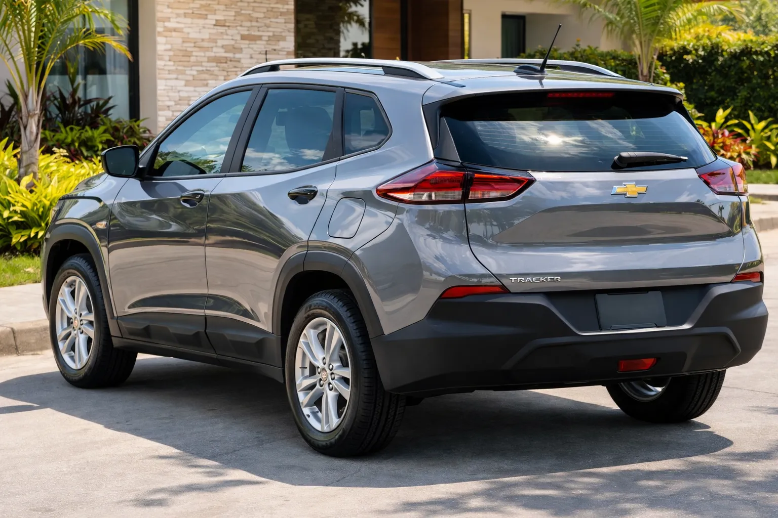 Chevrolet Tracker em frente a casa moderna 2