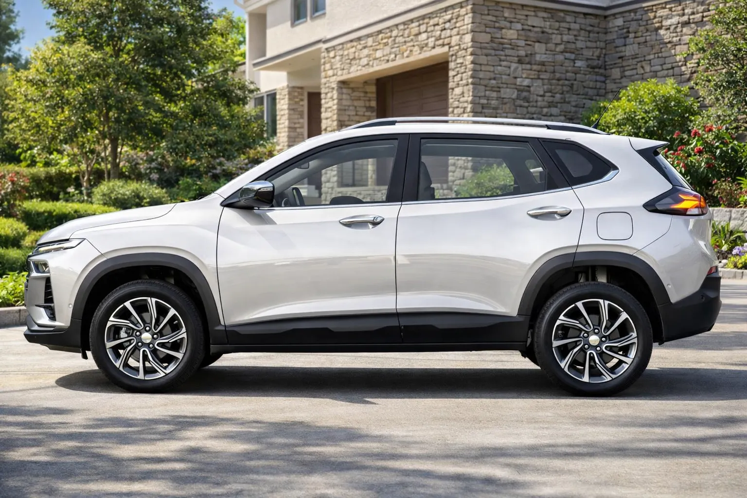 Chevrolet Tracker em frente a casa