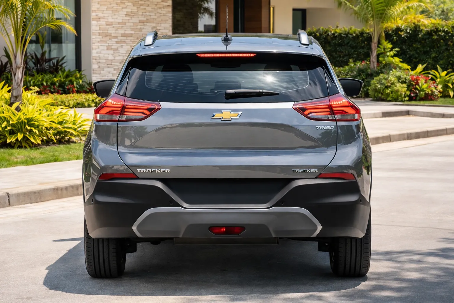 Chevrolet Tracker estacionada sob sol radiante