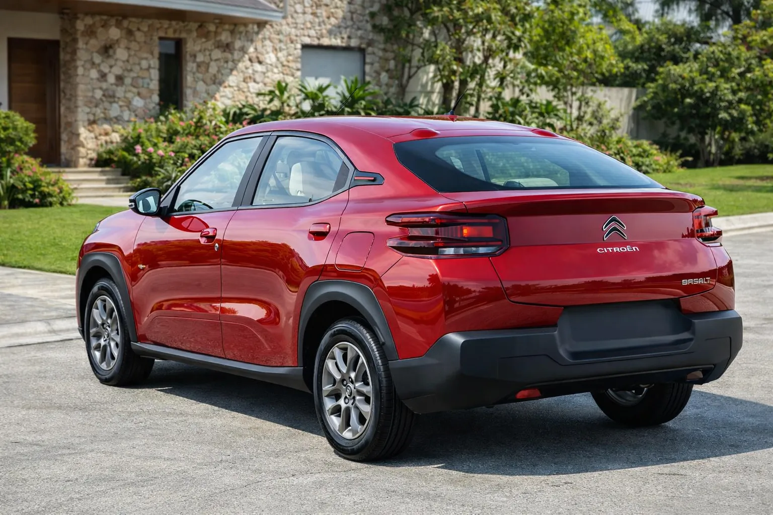 Citroën Basalt Feel 1.0 Turbo em rua residencial