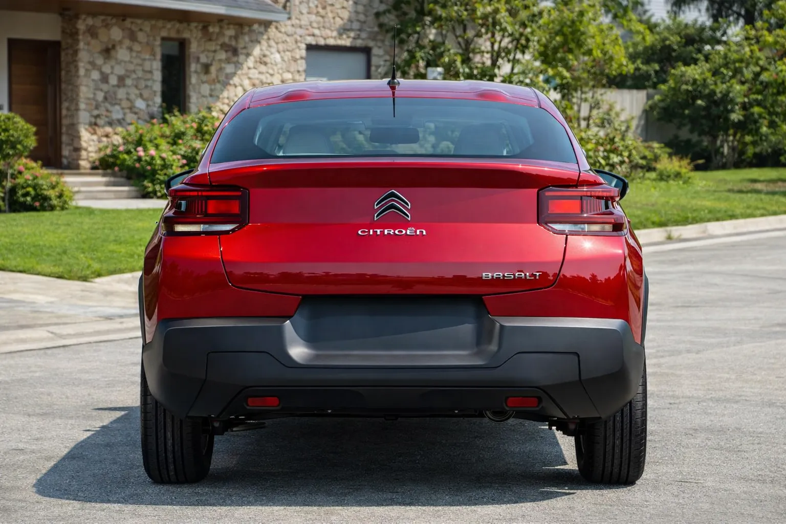 Citroën Basalt em rua residencial