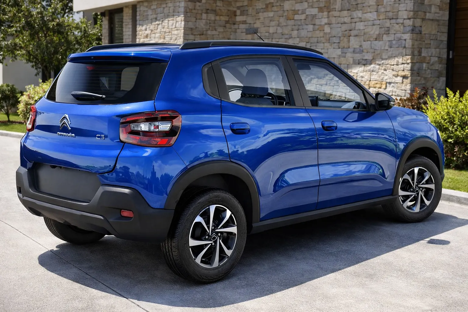 Citroën C3 em frente a casa moderna 1
