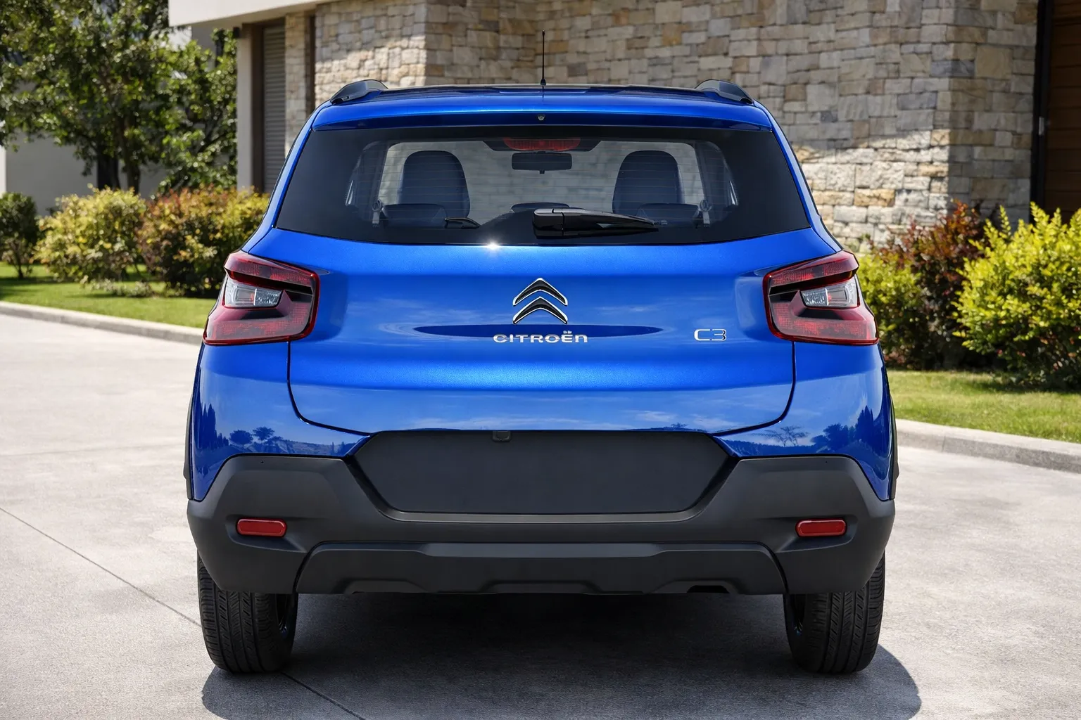 Citroën C3 em frente a casa moderna 2