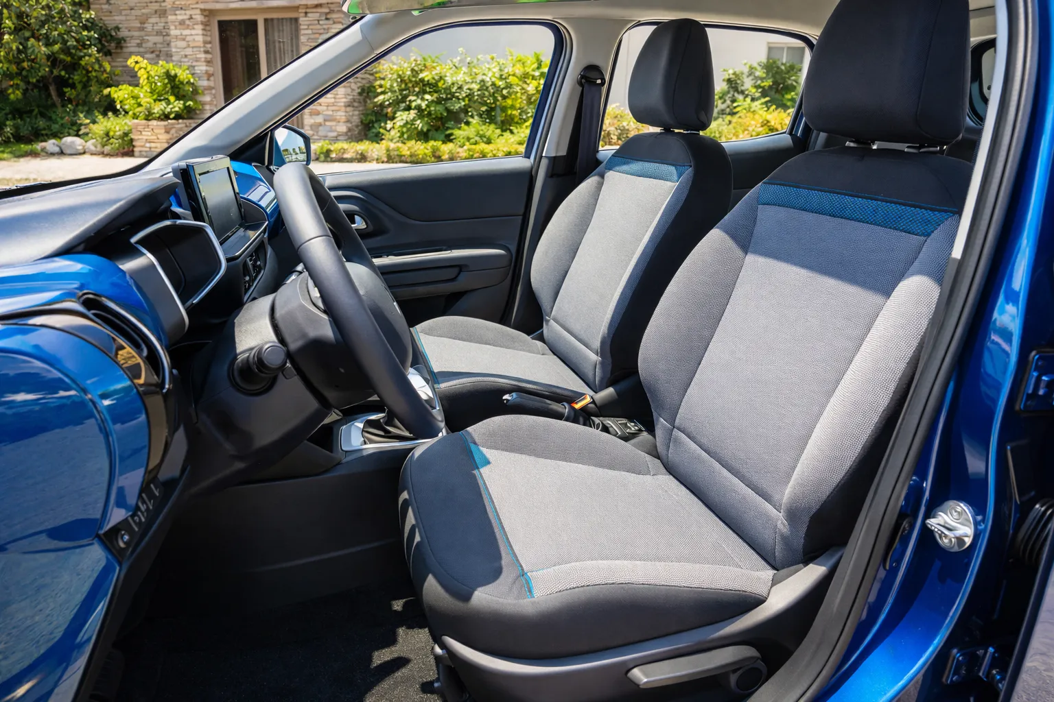 Citroën C3 em frente a residência moderna
