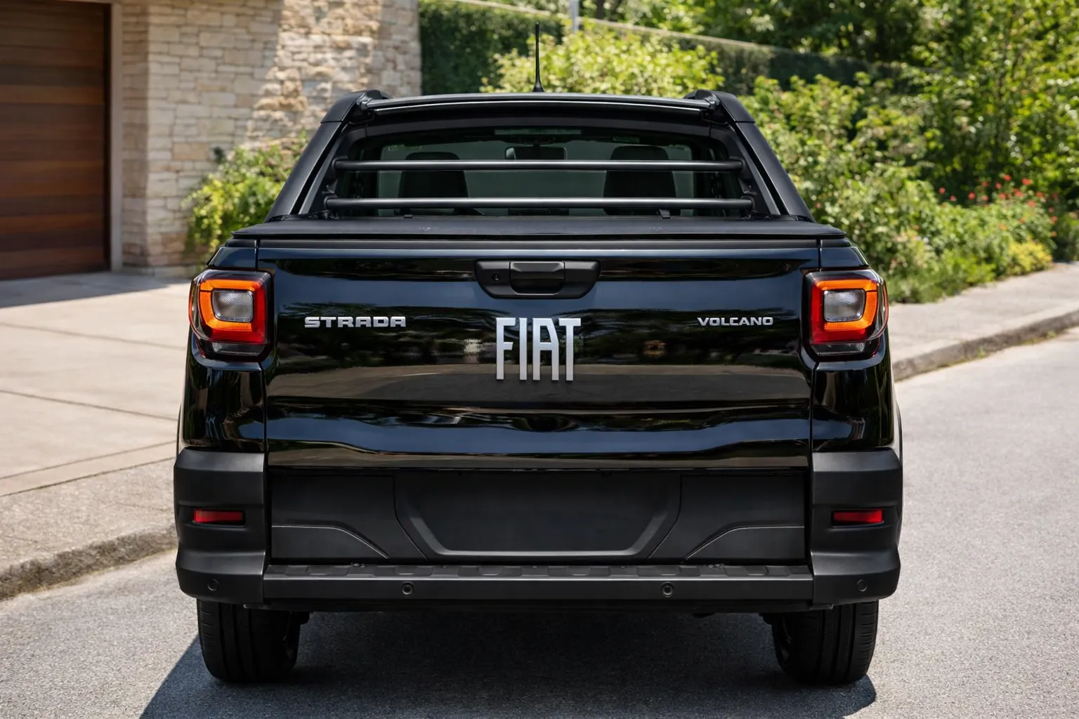 Fiat Strada Volcano em dia ensolarado