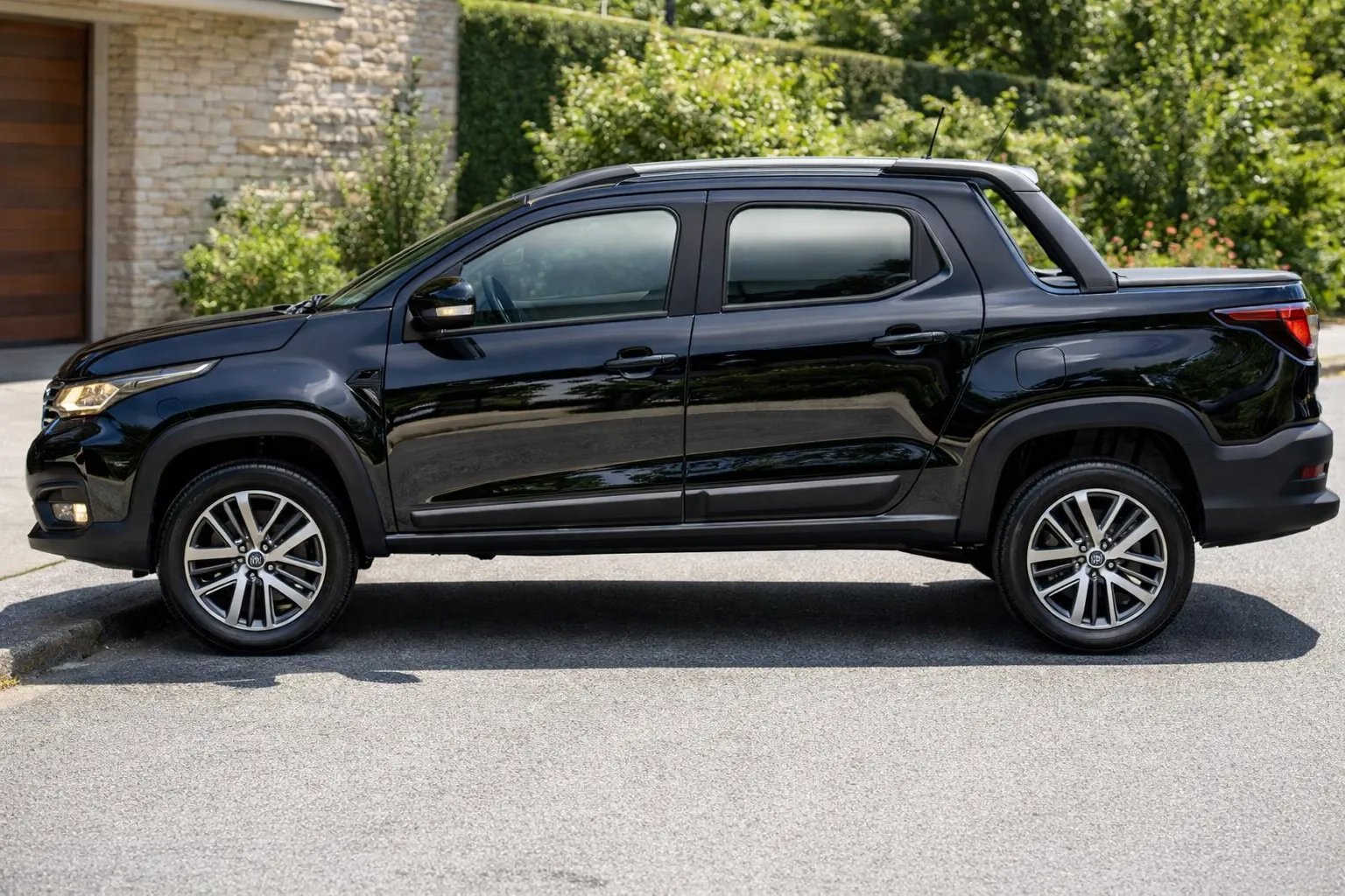 Fiat Strada sob o sol brilhante