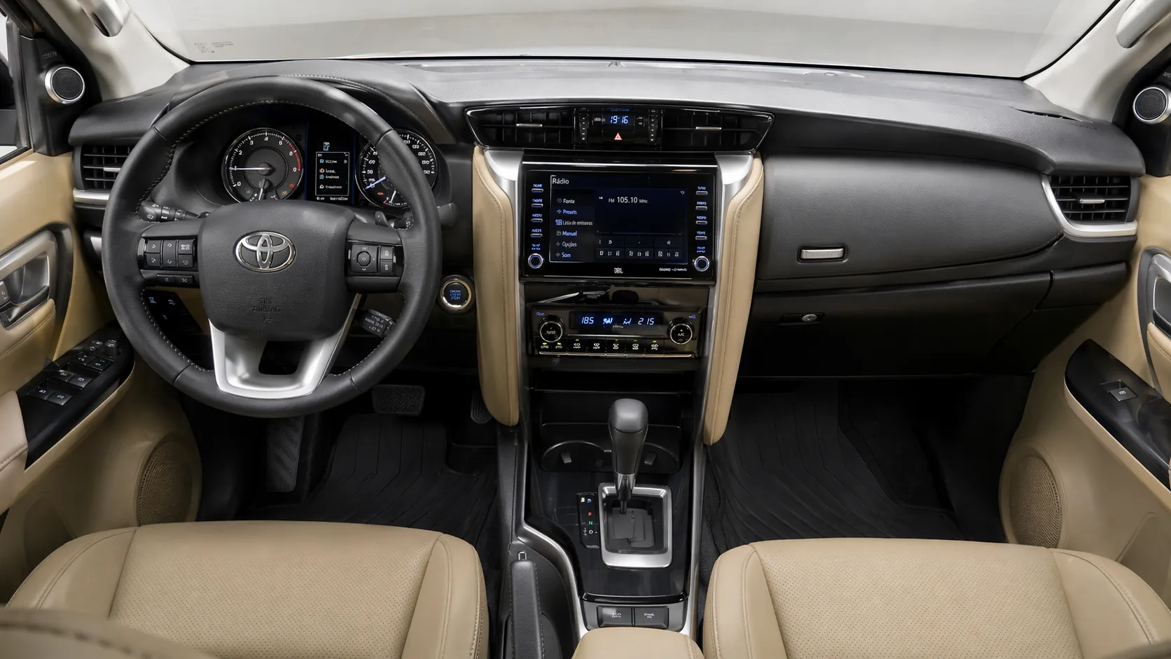 Toyota Hilux SRX AT 2026 em ambiente premium