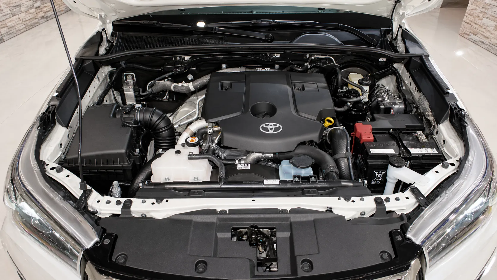 Toyota Hilux SRX AT 2026 com visual premium e robusto