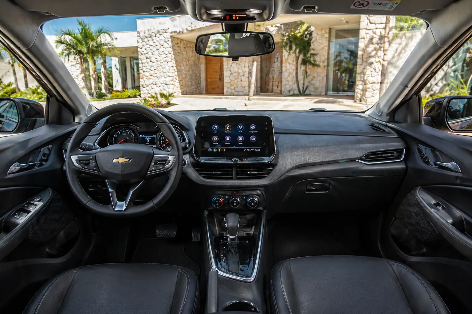 Motor do Chevrolet Onix hatch 1.0 Turbo AT 2024 para avaliação técnica de seminovo PCD