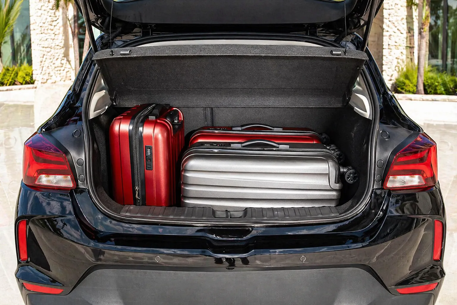 Porta-malas do Chevrolet Onix hatch 1.0 Turbo AT 2024 com foco em uso PCD e cadeira de rodas