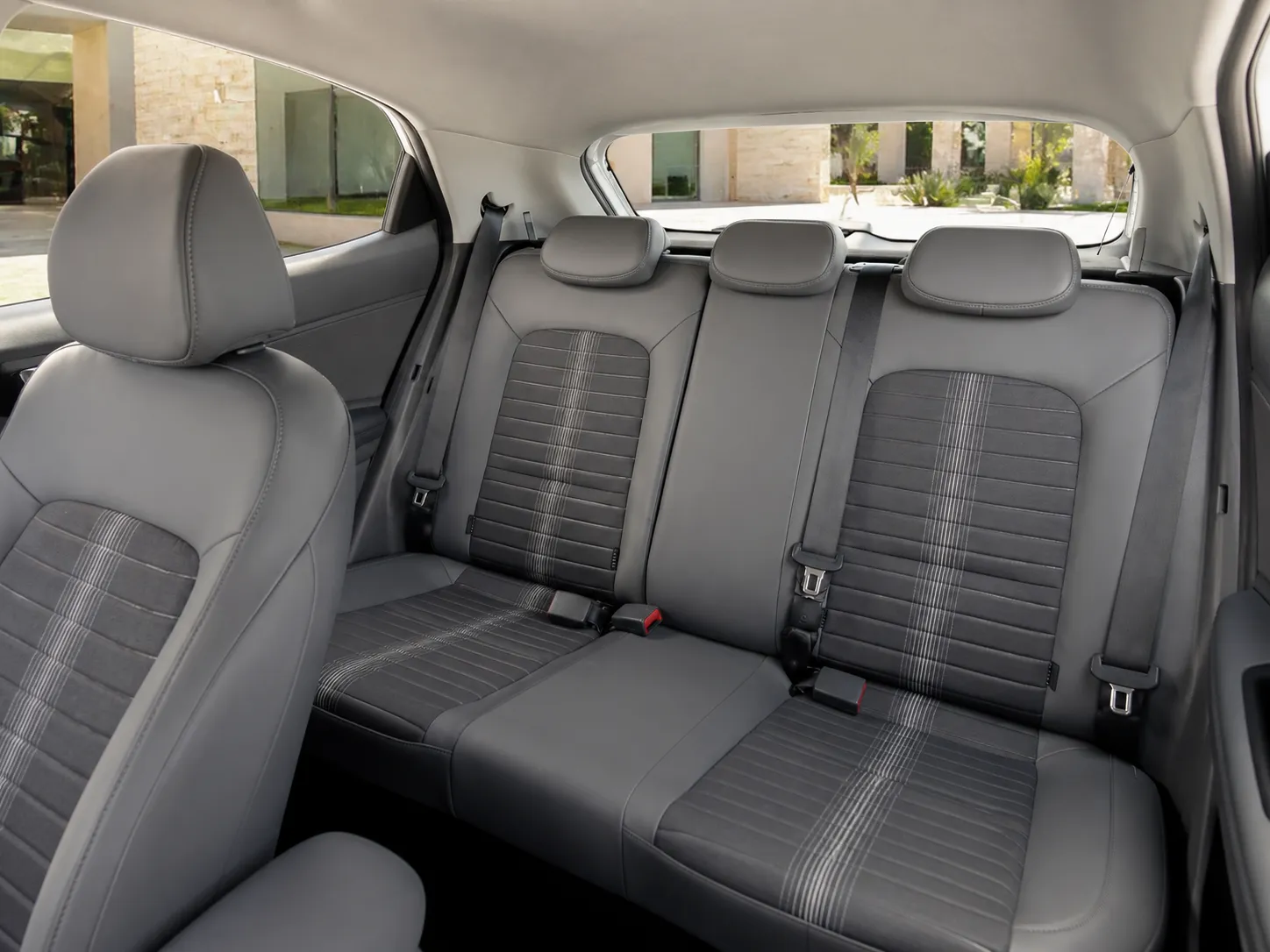 Banco traseiro do Hyundai HB20 Sense 1.0 Turbo AT Flex PCD 2024 para análise de segurança e espaço interno