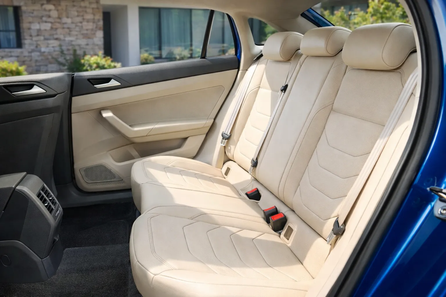 Volkswagen Virtus 170 TSI AT em ângulo traseiro para guia de compra PCD seminovo