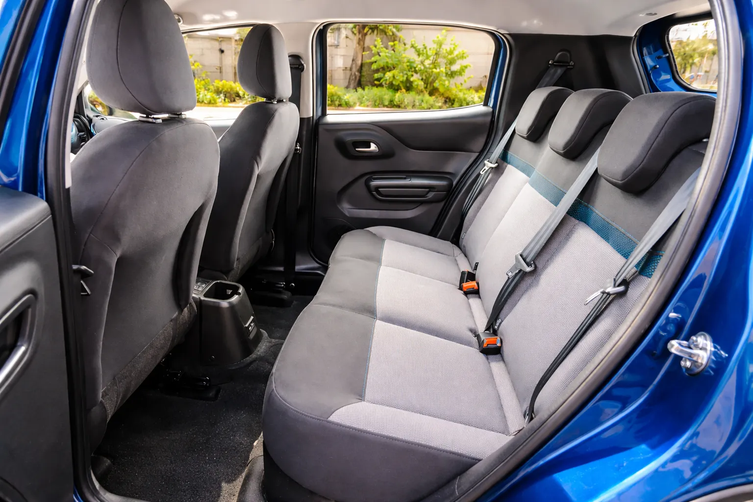 Interior do Citroën C3 azul estacionado