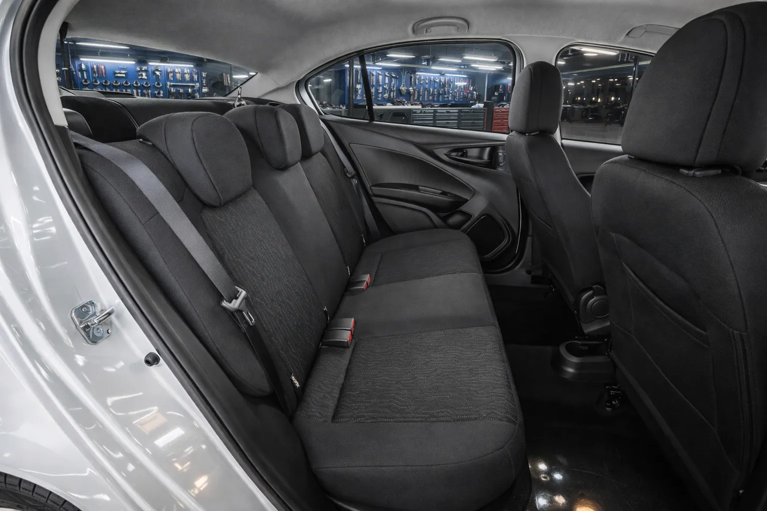 Interior do Fiat Cronos na garagem