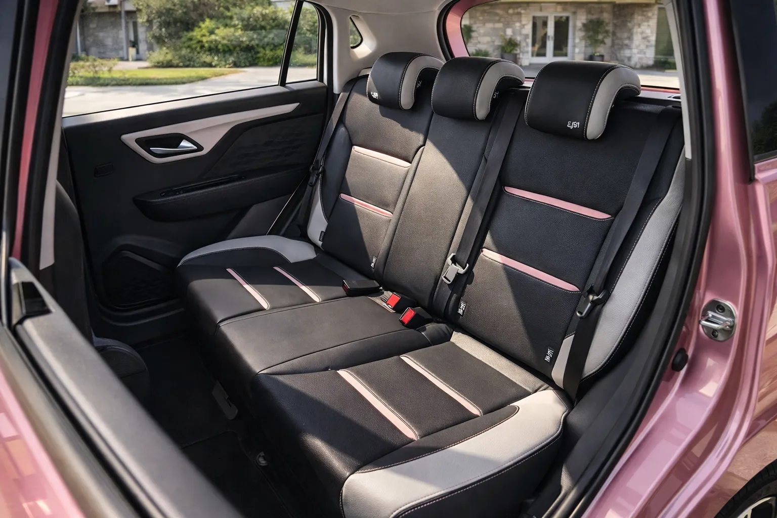 Interior do JAC E-JS1 sob luz natural