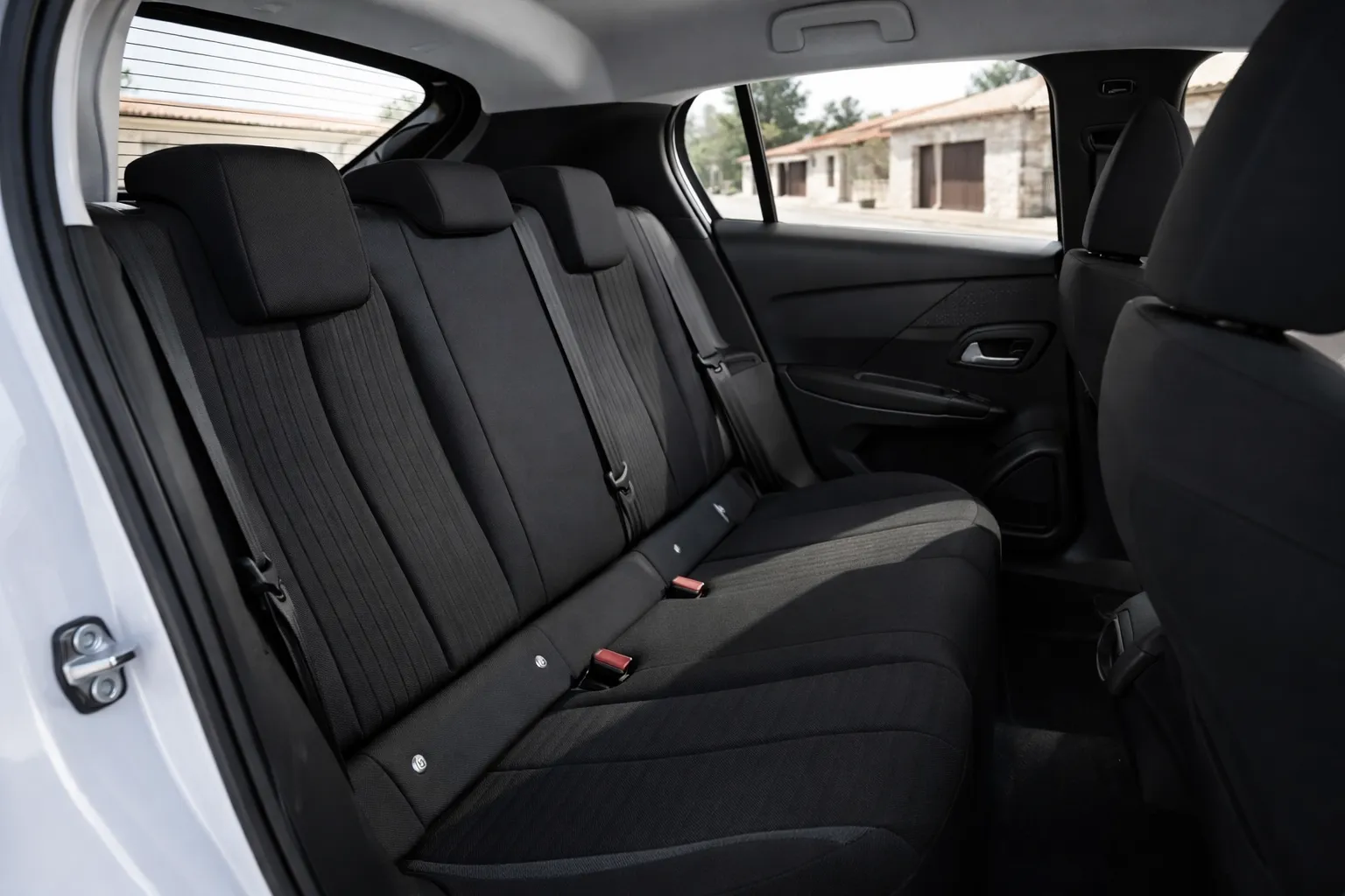 Interior do Peugeot 208 estacionado ao sol