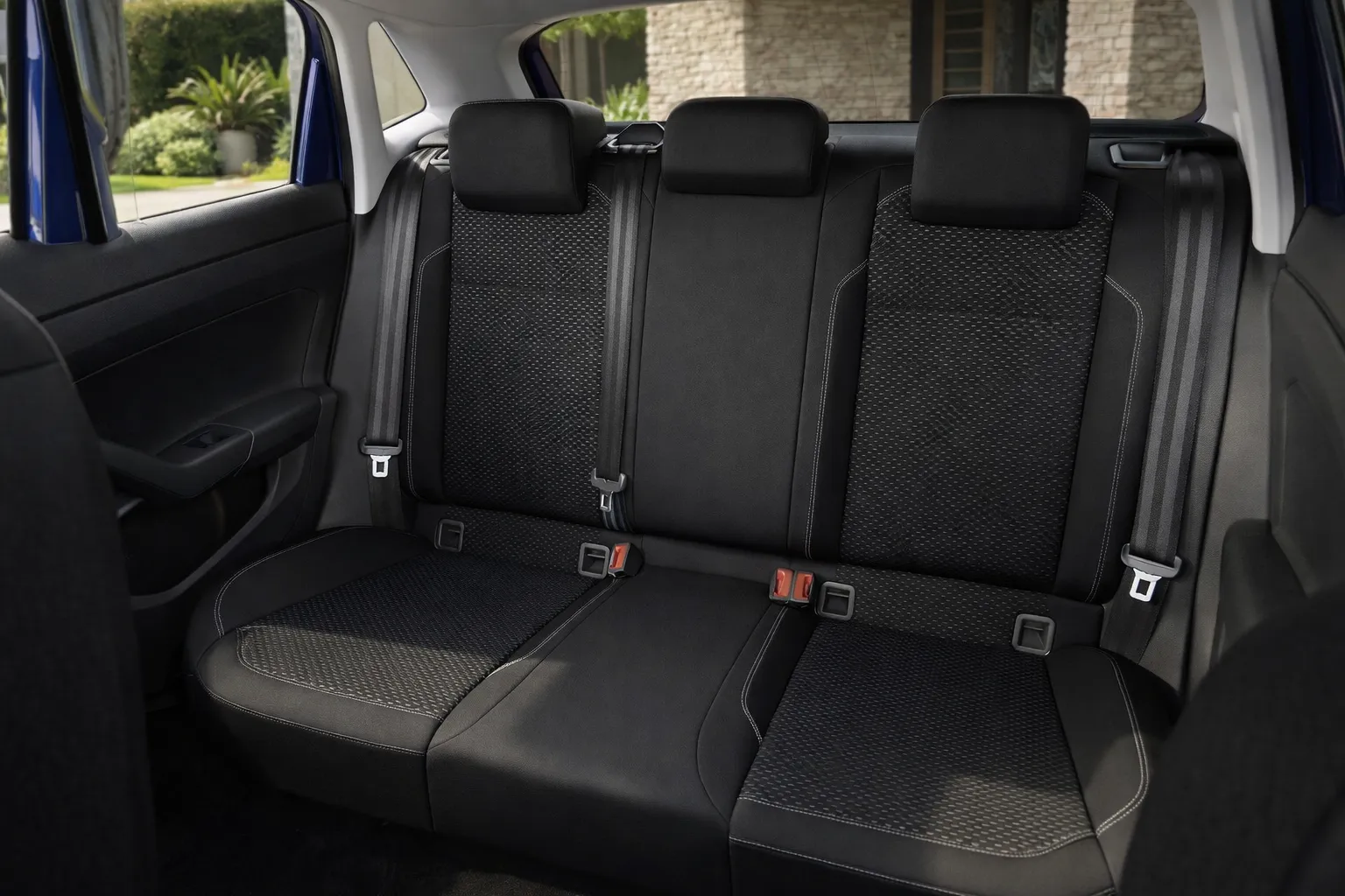 Interior do Polo 2023 estacionado ao sol