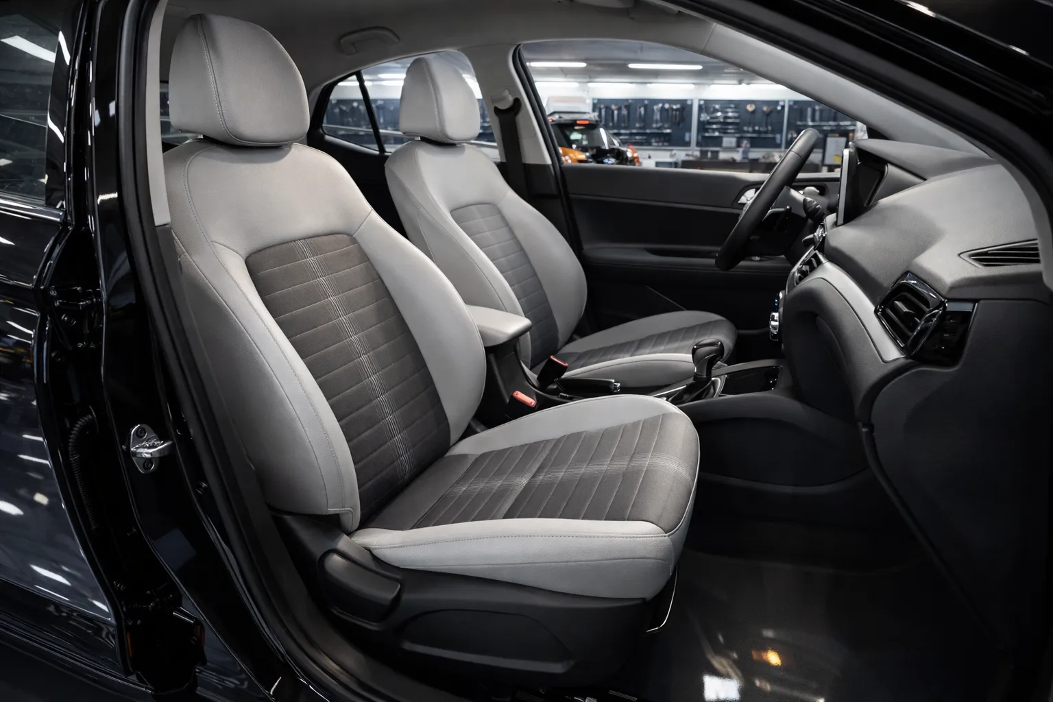 Interior e oficina iluminada à noite