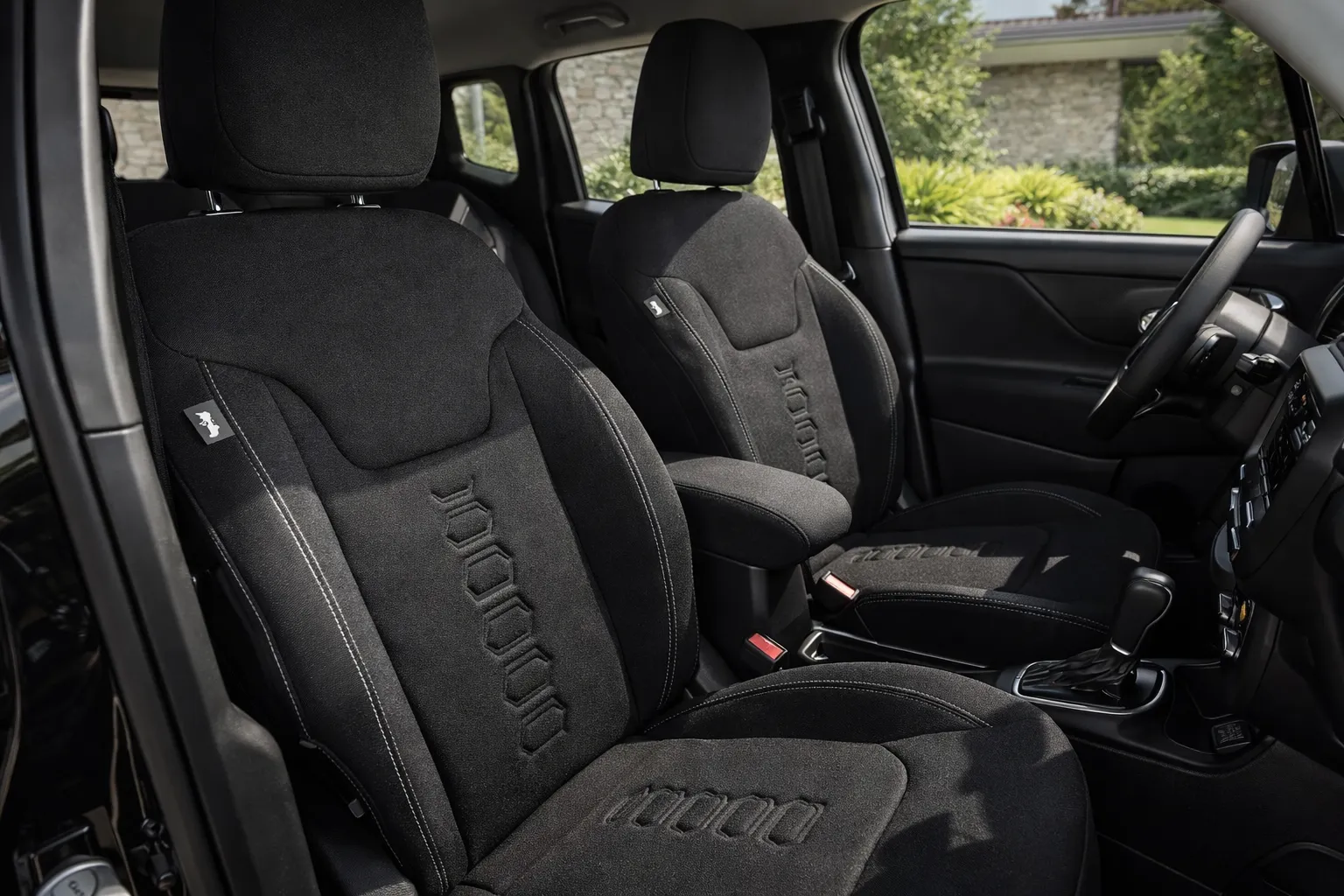 Interior elegante do Jeep Renegade 2026