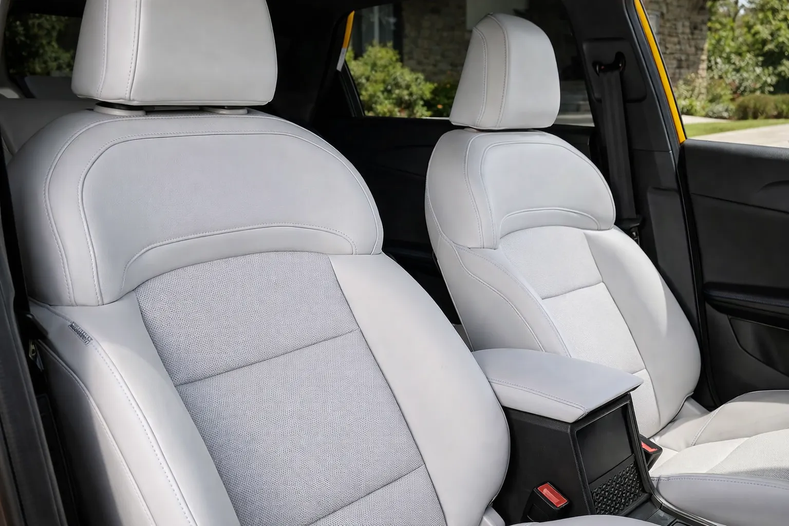 Interior moderno com detalhes em couro do MG4 Comfort