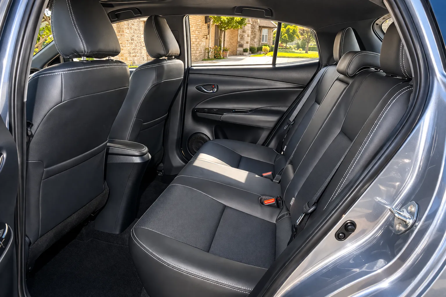 Interior moderno de carro compacto