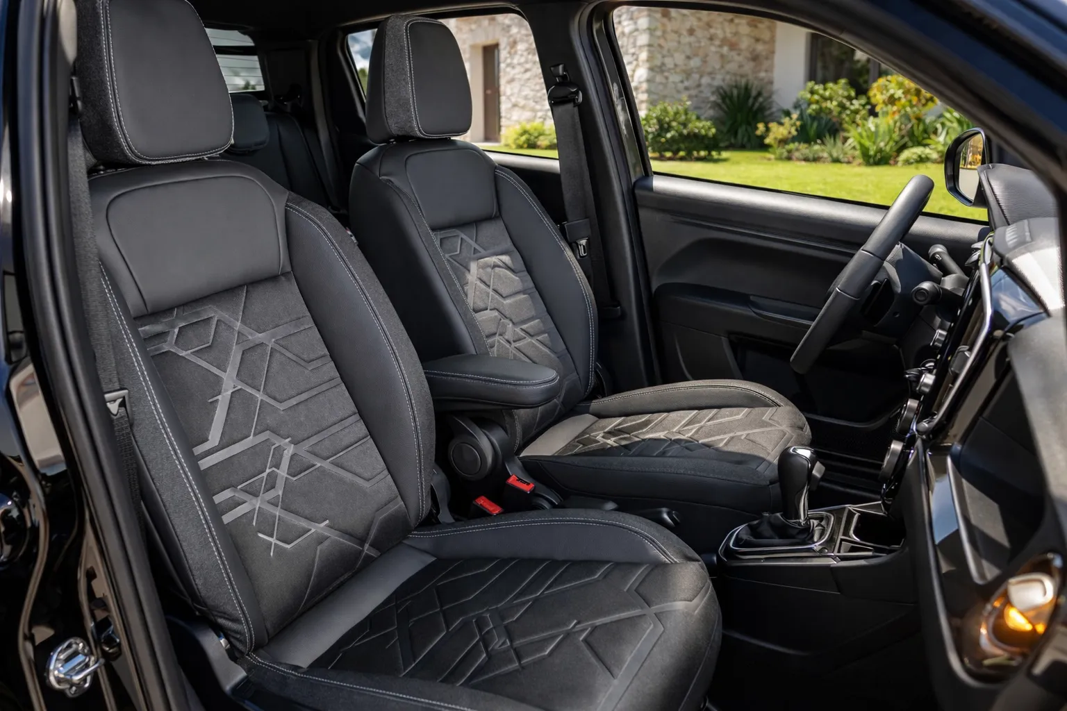 Interior moderno do Fiat Strada 2023