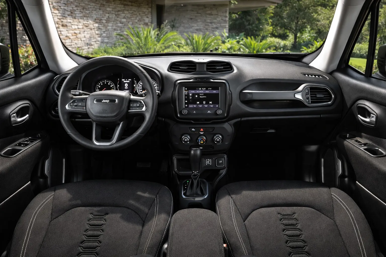 Jeep Renegade em frente a casa moderna 2