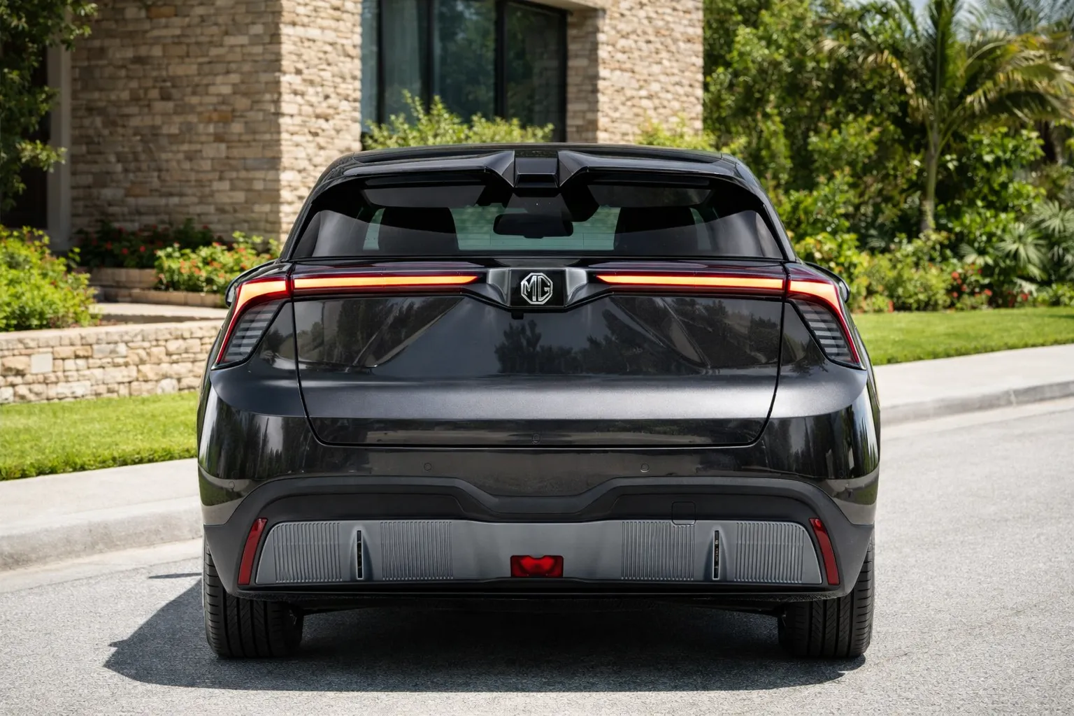 MG MG4 Comfort em frente a casa moderna
