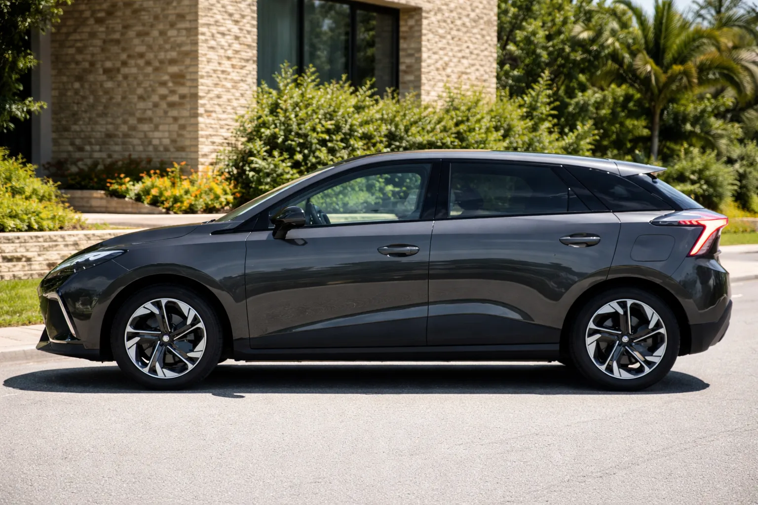 MG4 elétrico na rua ensolarada