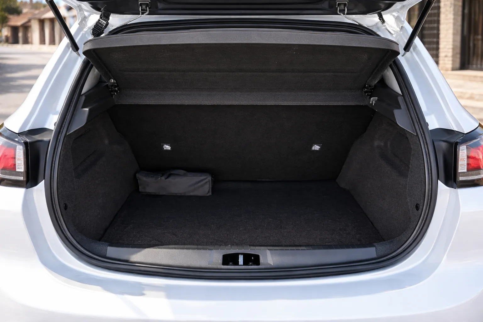 Porta-malas do Peugeot 208 aberto