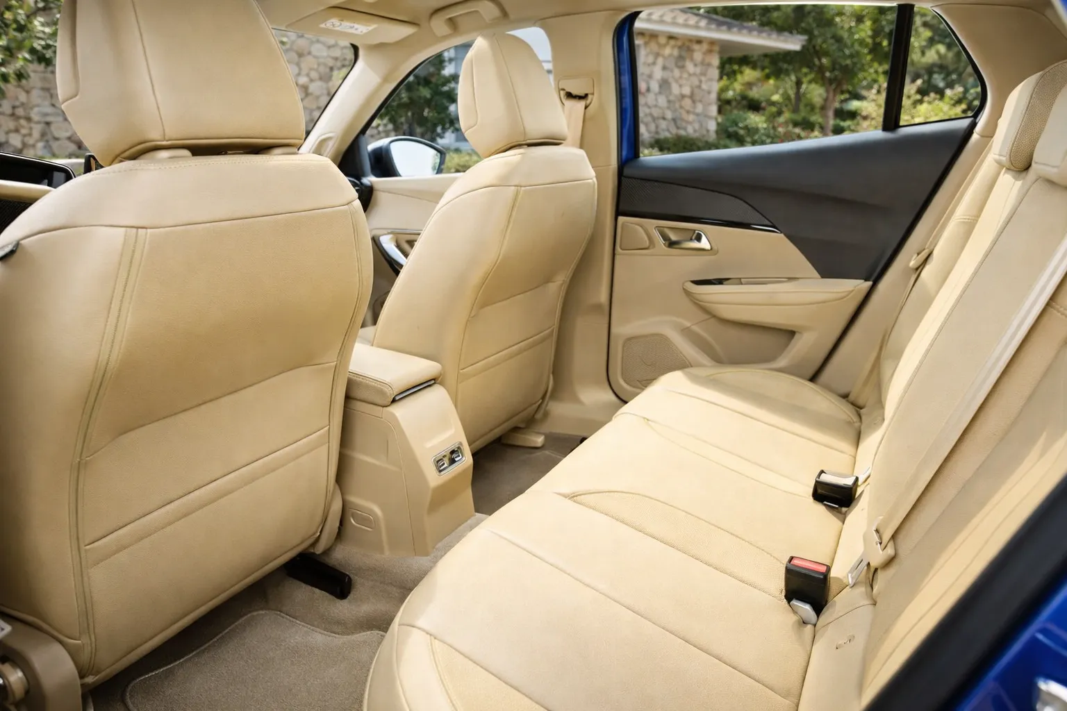 Peugeot 2008 GT Hybrid e jardim exuberante