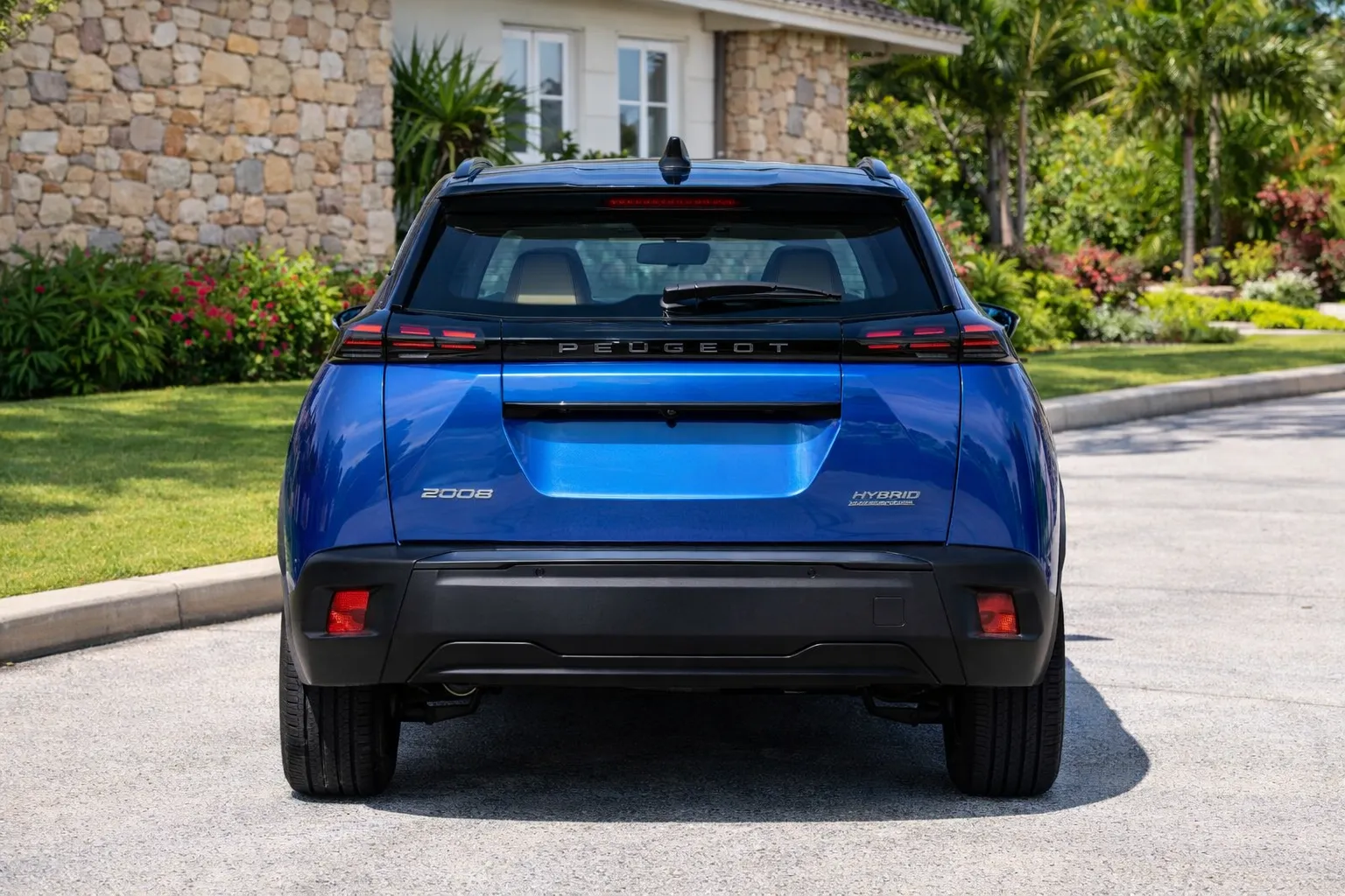 Peugeot 2008 GT Hybrid em garagem