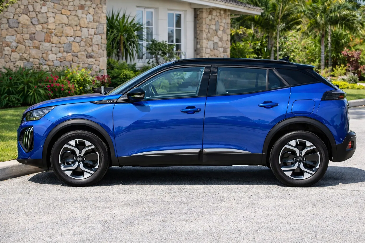 Peugeot 2008 GT em frente a casa de pedra