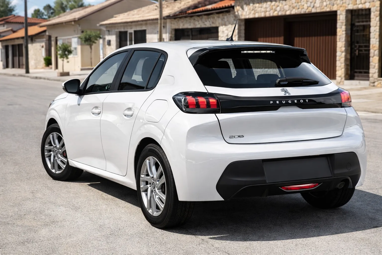 Peugeot 208 em rua residencial ensolarada