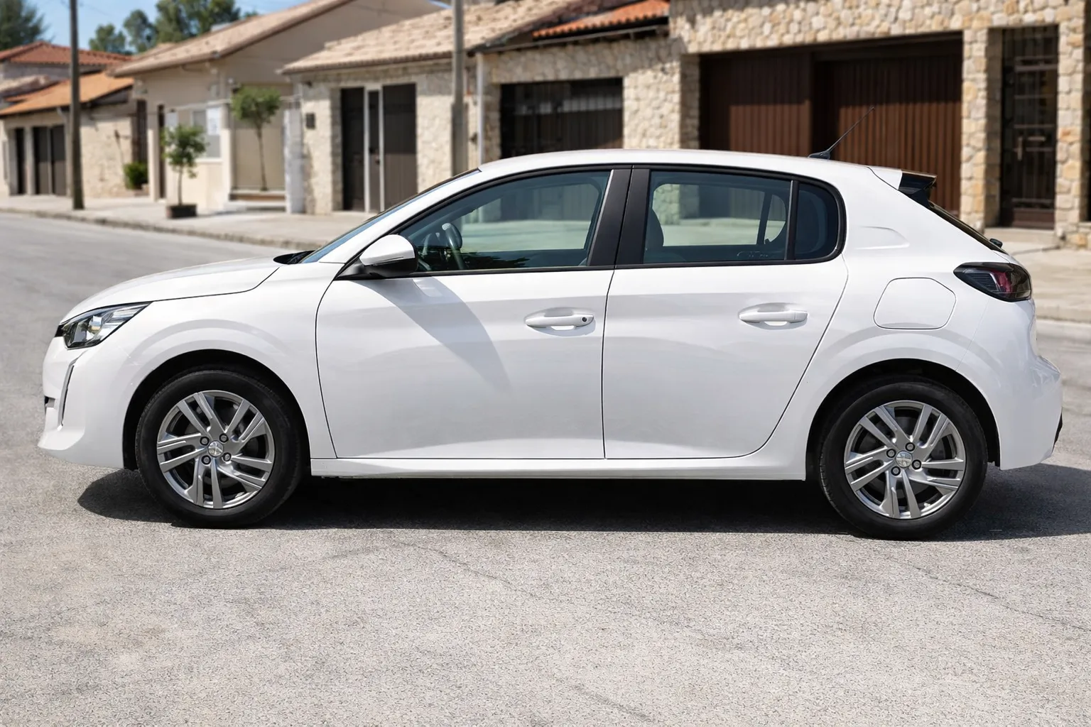 Peugeot 208 estacionado à luz do dia