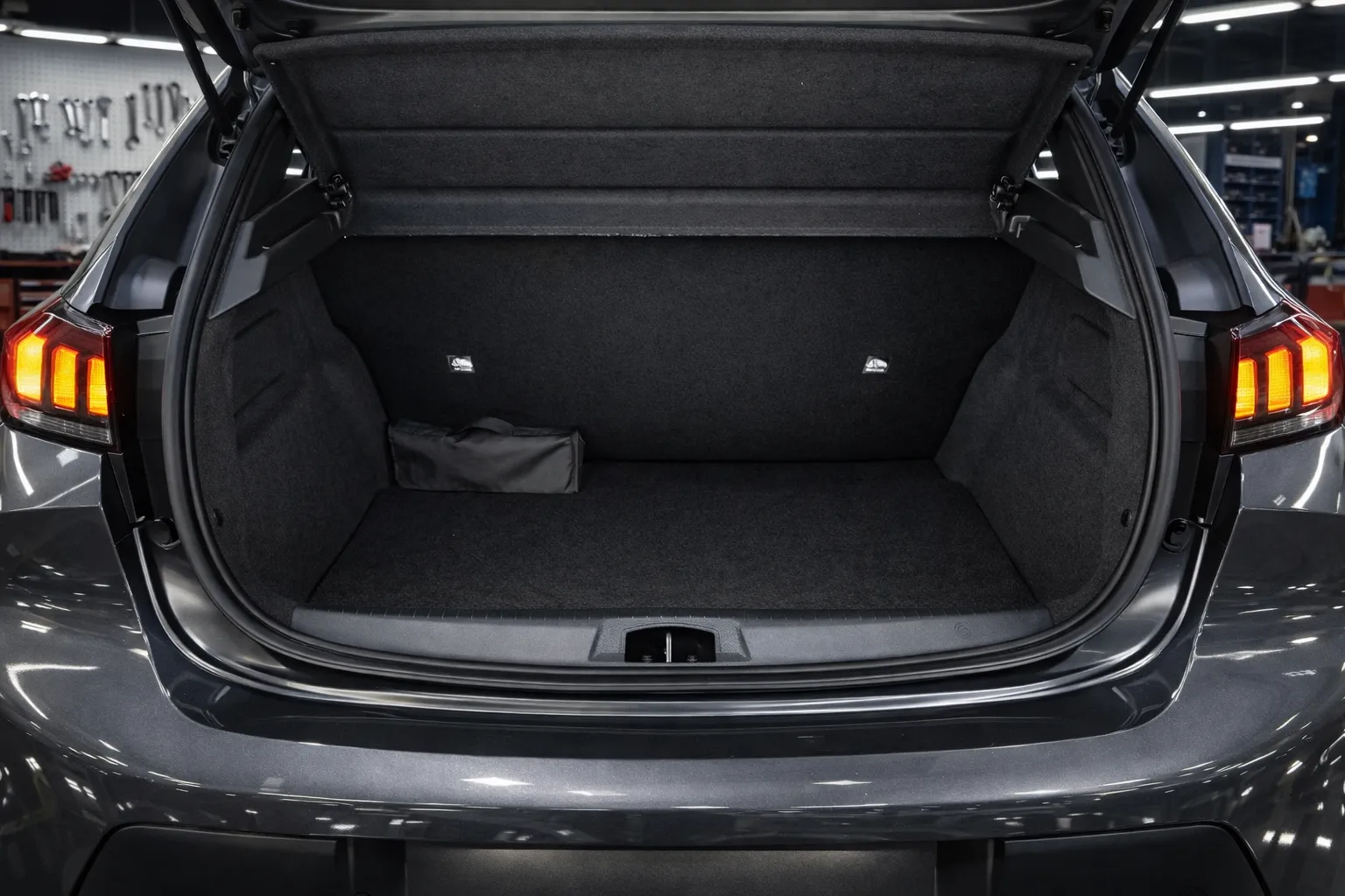 Porta-malas do Peugeot 208 em oficina