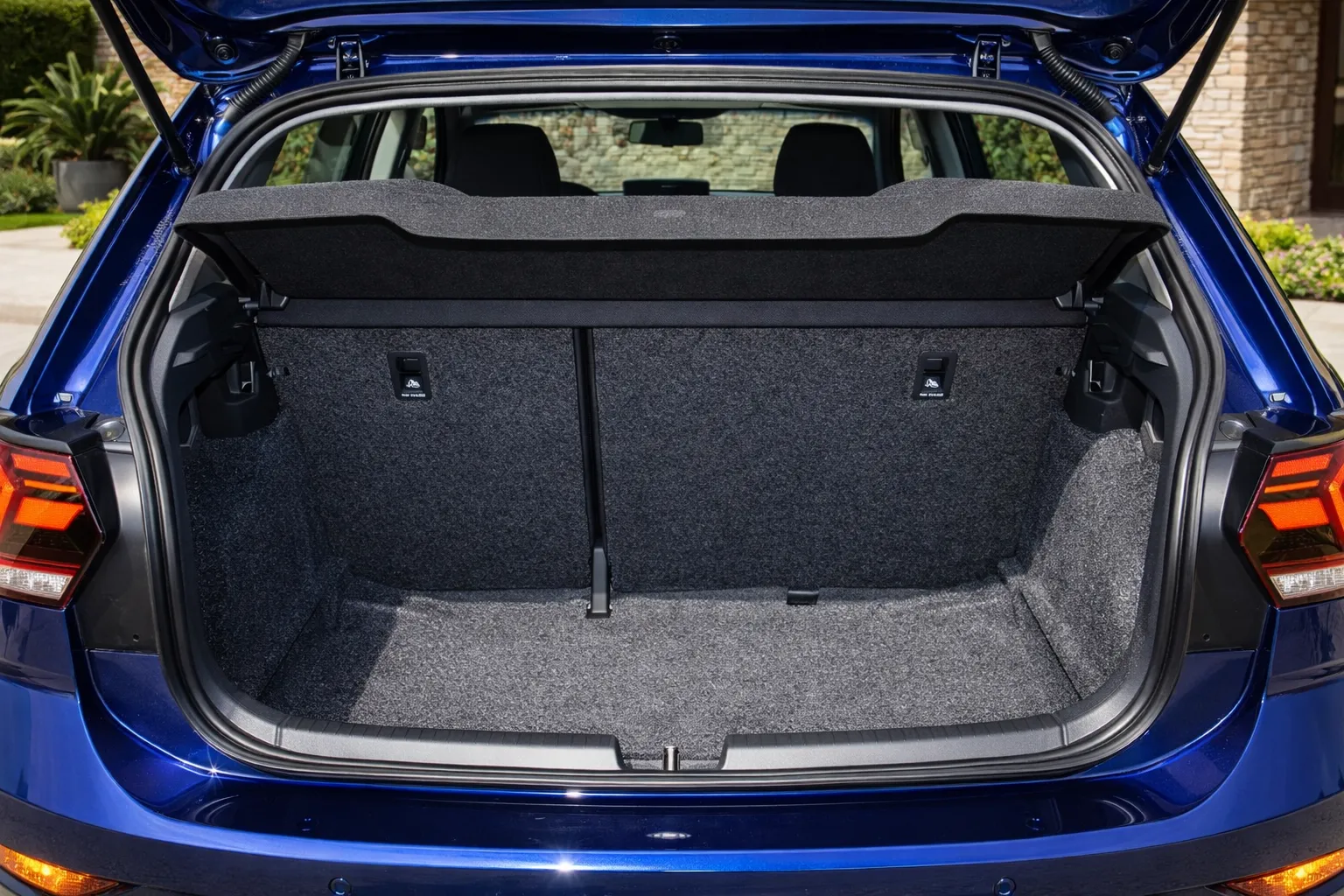 Porta malas aberto de Volkswagen Polo 2023